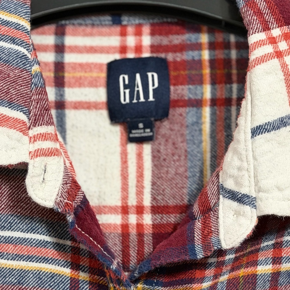Small Gap Women’s Red Plaid Shirt - Picture 2 of 3